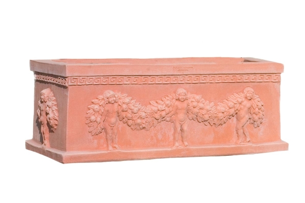 Großer Terracottasten mit Putten
